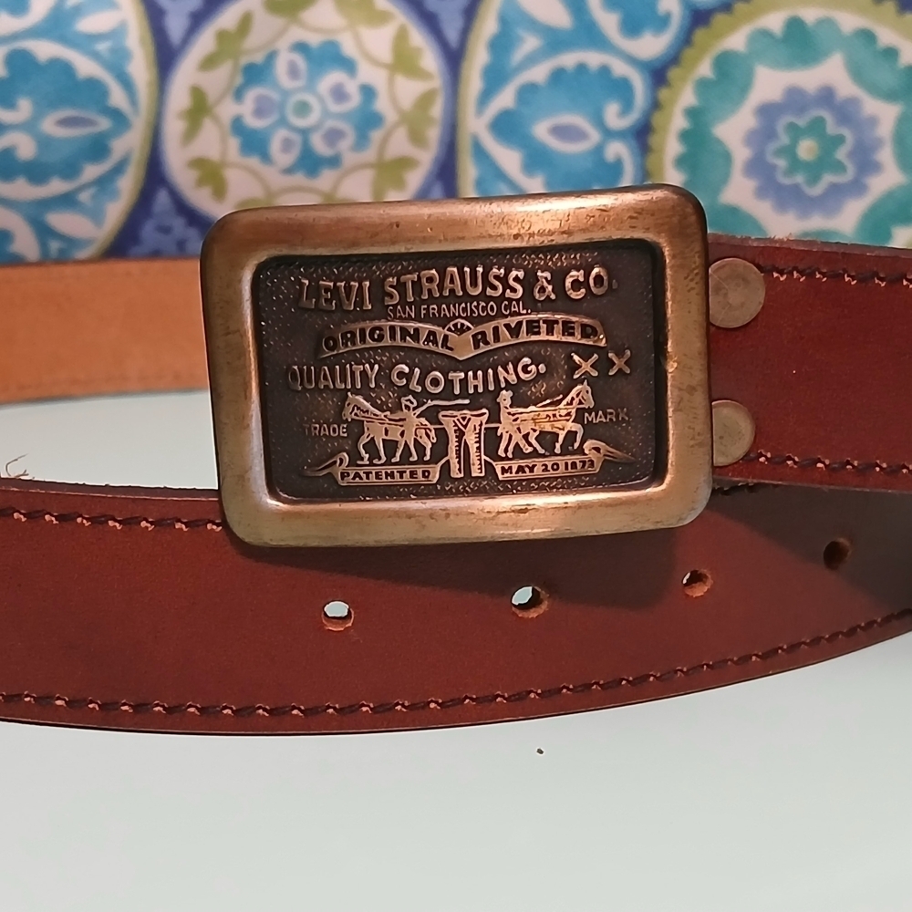 ​Levi Strauss & Co. Brown Leather Belt, Brass Logo Plate Buckle, Size 33.5"